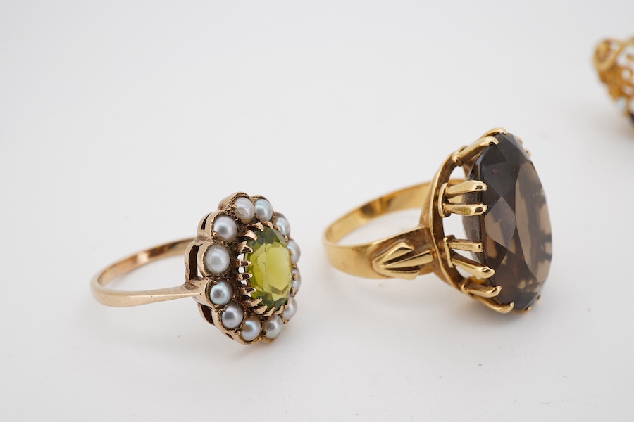 An early 1960's 9ct gold, peridot and split pearl set oval cluster ring, size P, a more recent 18ct gold and single stone oval cut smoky quartz set ring, size O and a 9ct gold, garnet and cultured pearl cluster set penda
